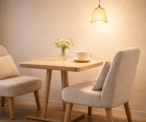 やわらかな光が差し込む木のテーブル席